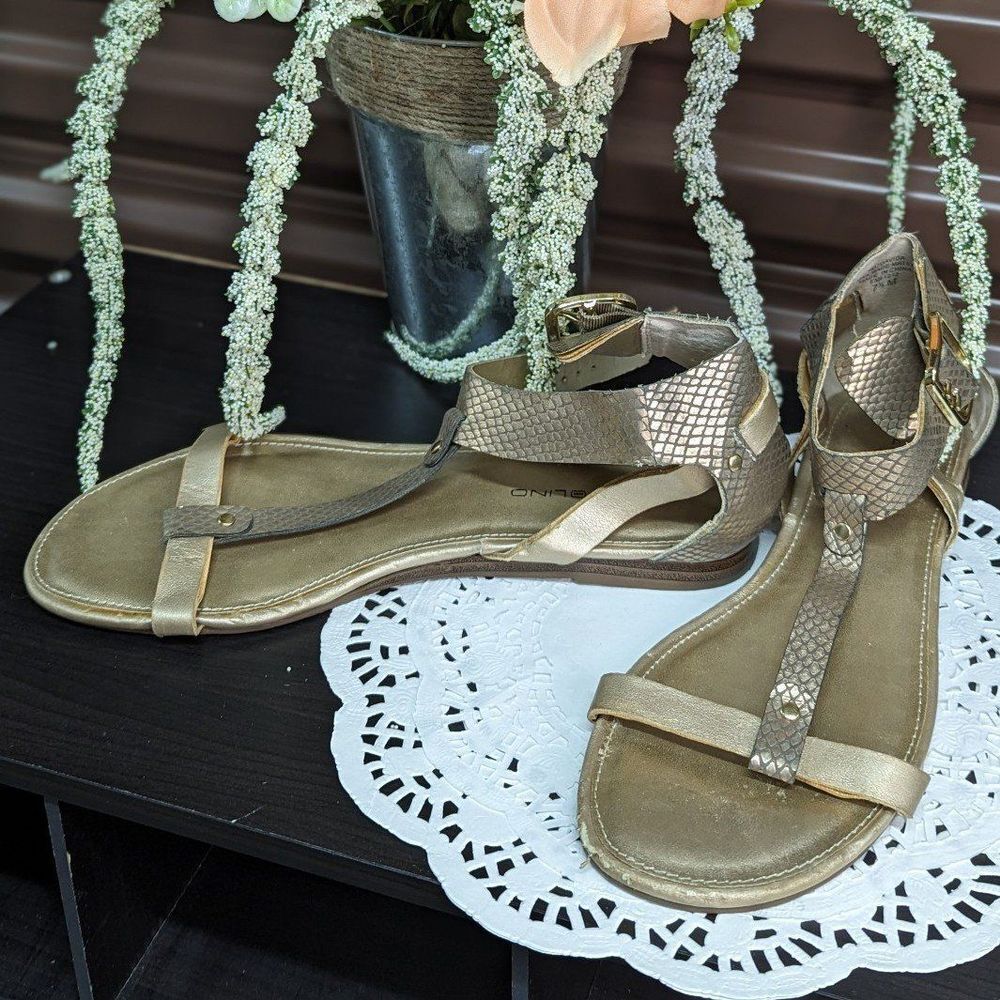 Bandolino Size 7.5 Gold T Strap‎ Sandals